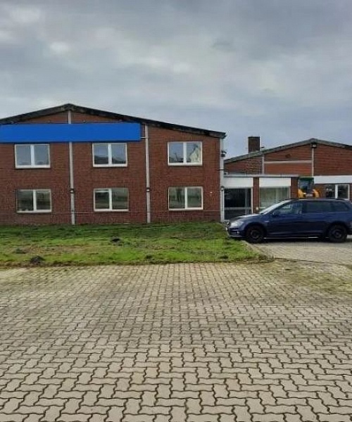 Коммерческая недвижимость с офисом, мастерской, торговым и складским залами в Германии в 38350 Helmstedt, 3100 м2 (участок 11285 м2)