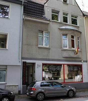 Доходный дом с торговыми площадями в Германии в 47226 Duisburg-Rheinhausen-Mitte,  201 m2 (участок 135м2)